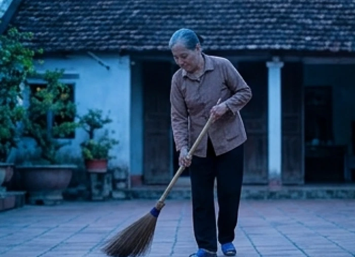 Người bà cặm cụi quét sân và dọn dẹp nhà cửa từ lúc sáng tinh mơ khi cả gia đình vẫn còn đang chìm trong giấc ngủ