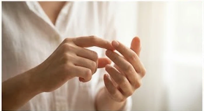 Bàn tay người lớn đang thực hiện thao tác bấm đốt ngón tay để tính toán phương vị phong thủy