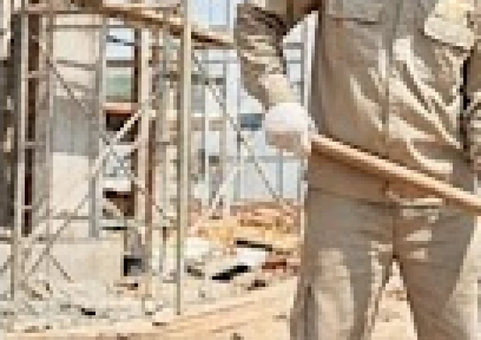 Năm ngọn nến được thắp sáng rực rỡ trên bàn cúng đặt quay về hướng chính Tây