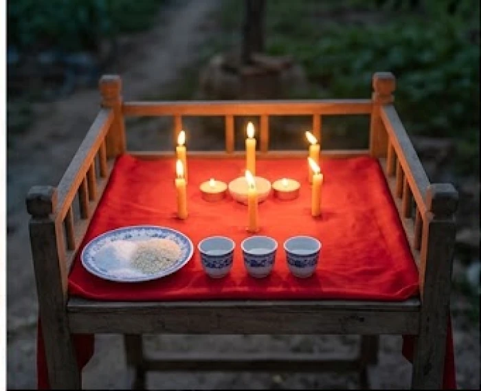 Bàn cúng sao Thổ Tú đặt ngoài trời với 5 ngọn nến bố trí theo đồ trận để giải trừ chướng ngại