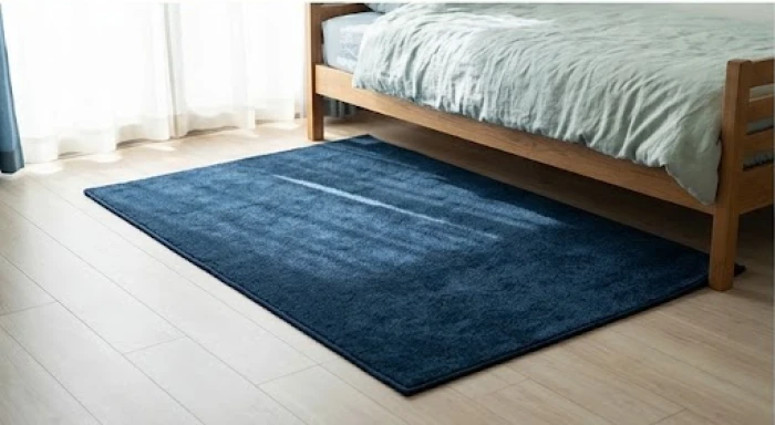 Góc học tập ngăn nắp của bé gái với bàn gỗ được kê tựa lưng vào tường