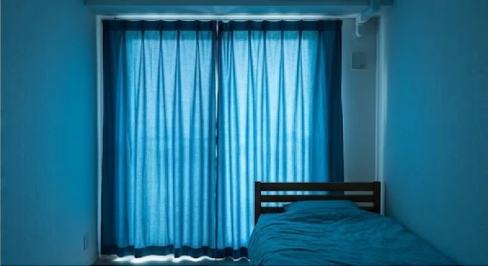 Bàn học bằng gỗ của bé trai được đặt hướng ra ngoài đón ánh sáng tự nhiên