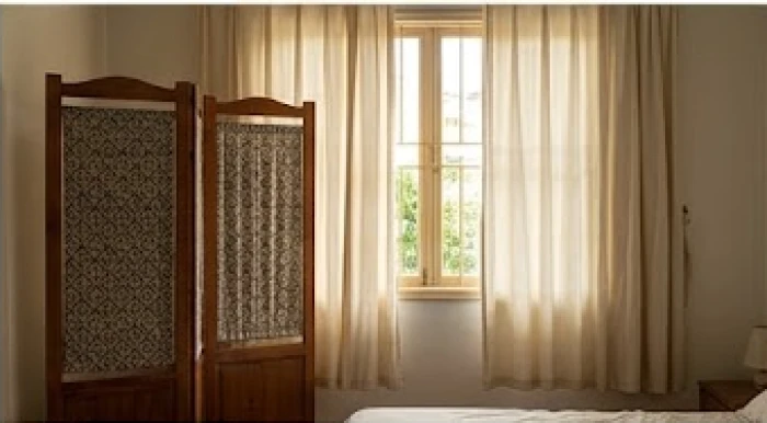 Bức bình phong gỗ tự nhiên đặt gần cửa sổ để cản gió lạnh, bảo vệ sức khỏe hệ hô hấp cho người lớn tuổi