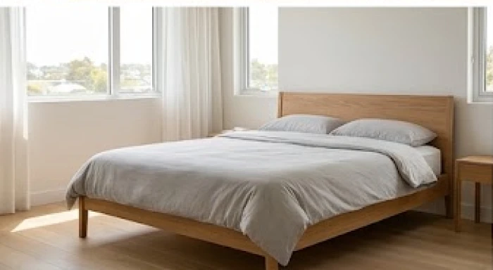 Giường ngủ hiện đại được xoay đầu về hướng có bức tường đặc vững chãi và tránh cửa sổ lớn trực diện