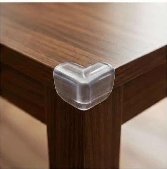 Cận cảnh góc bàn gỗ phòng khách được bọc miếng đệm silicone trong suốt nhằm đảm bảo an toàn cho trẻ