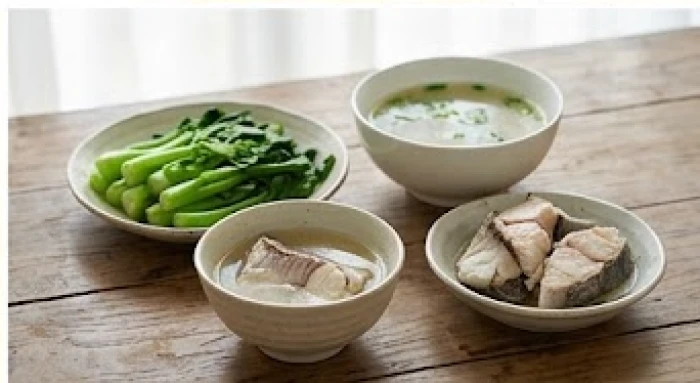 Mâm cơm gia đình thanh đạm với nhiều rau xanh và đồ luộc giúp giảm thiểu gánh nặng tiêu hóa