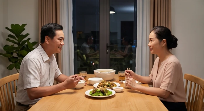 Vợ chồng trung niên quây quần bên bàn ăn tối ấm áp với các món ăn truyền thống gia đình Việt Nam