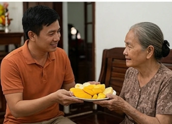 Người con trai hiếu thảo bưng một đĩa hoa quả gọt sẵn mời cha mẹ thưởng thức nhằm xoa dịu bầu không khí căng thẳng