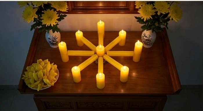 Năm ngọn nến thắp sáng được sắp xếp theo hình chữ thập trên bàn lễ hướng Tây trong không gian yên tĩnh