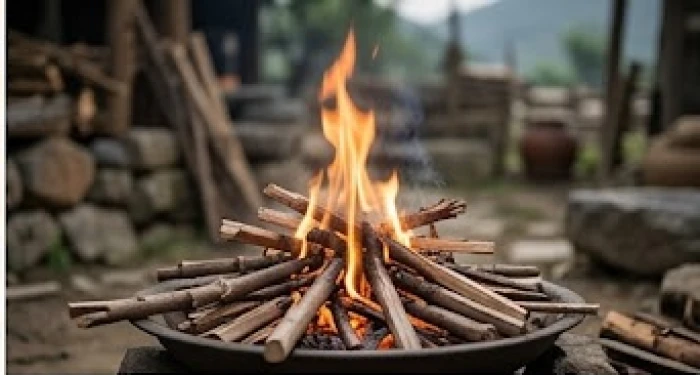 Những cành củi khô được xếp gọn gàng đang bốc cháy tạo nên ngọn lửa ấm áp và ổn định trong một lò sưởi nhỏ