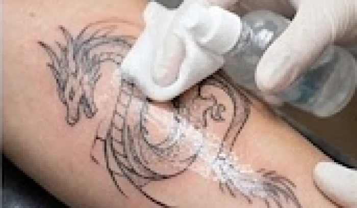 Quy trình vệ sinh và chăm sóc hình xăm mới bằng nước muối sinh lý giúp giữ phom dáng linh vật và màu mực chuẩn nét