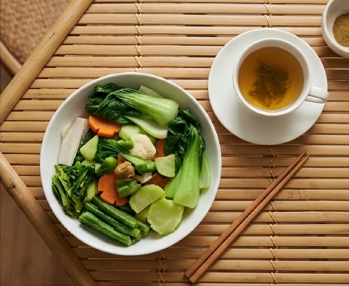 Bữa ăn thanh đạm lành mạnh cùng tách trà thảo mộc ấm giúp nữ mạng bảo vệ hệ tiêu hóa trong năm