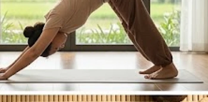 Người phụ nữ trung niên đang tập yoga nhẹ nhàng vào buổi sáng tại không gian phòng tập có ánh sáng tự nhiên