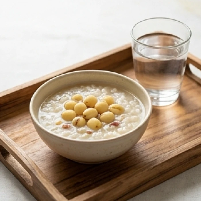Bát cháo hạt sen dưỡng sinh bổ dưỡng được trang trí đẹp mắt bên cạnh ly nước ấm tinh khiết