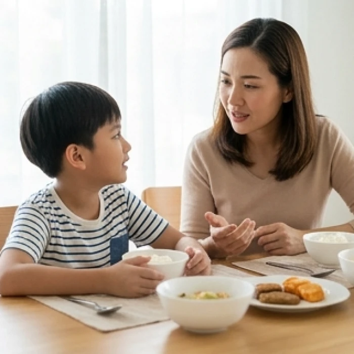 Người mẹ đang ân cần trò chuyện và lắng nghe con trai chia sẻ về chuyện học tập trên trường
