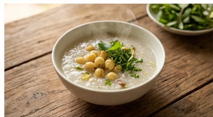 Bát cháo hạt sen hầm nhừ bốc khói nghi ngút được dọn lên bàn gỗ mang lại nguồn dinh dưỡng dễ tiêu