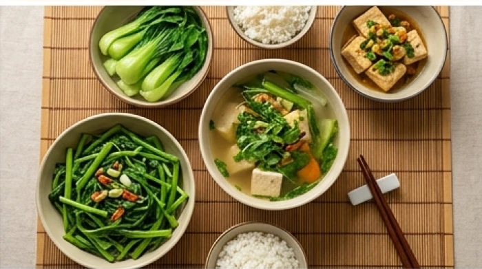 Mâm cơm chay thanh đạm với rau củ tươi xanh giúp thanh lọc cơ thể và dưỡng tâm
