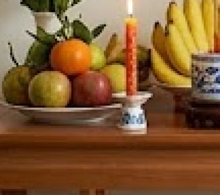 Mâm cúng sao giải hạn được bày biện trang nghiêm với nến, hoa tươi và bài vị giấy vàng
