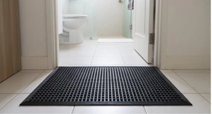 Các thành viên trong gia đình ngồi quanh bàn gỗ thảo luận công việc, hỗ trợ tài chính cho người lớn tuổi