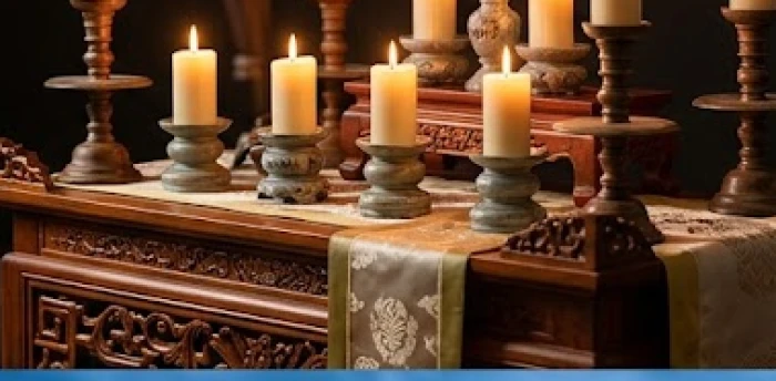 Chín ngọn nến được thắp sáng lung linh trên bàn thờ trang nghiêm hướng về phía Bắc