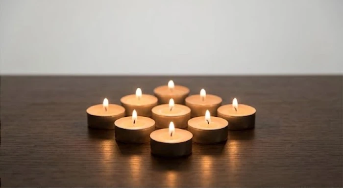 Bảy ngọn nến nhỏ xếp cẩn thận trên bàn lễ hướng Bắc dùng để dâng sao Thủy Diệu