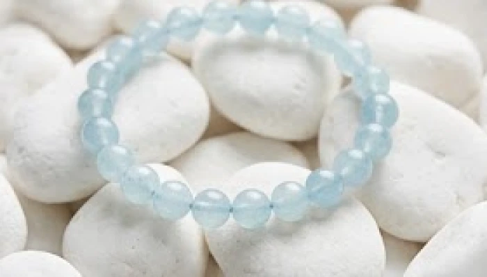 Chuỗi hạt đá Aquamarine màu xanh biển nhạt mang lại cảm giác thanh bình