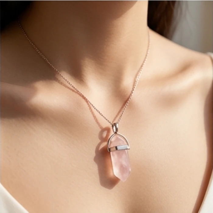 Mặt dây chuyền đá thạch anh hồng thiết kế hở lưng giúp hấp thụ năng lượng tích cực cho nữ giới tuổi tý