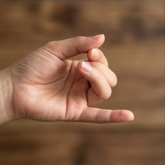 Ngón cái đang chạm vào đốt ngón út để minh họa cho khoảng cách đếm năm bước tính sự tương hợp