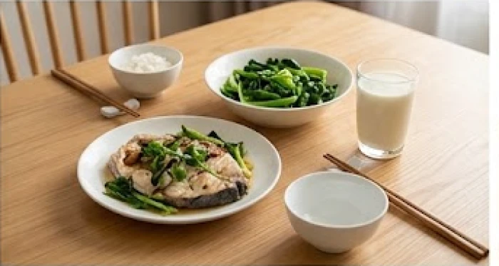 Bữa ăn lành mạnh giàu rau xanh và cá cùng ly sữa canxi ấm dành cho người cao tuổi dưỡng sinh tại gia