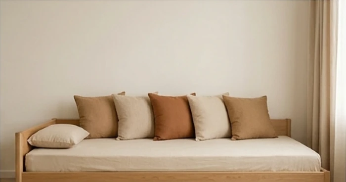 Bộ năm chiếc gối ôm nhỏ xinh màu đất được sắp xếp gọn gàng trên giường ngủ theo cung phi của bé gái tuổi mão