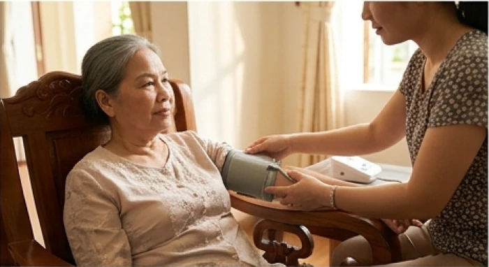 Người cao tuổi Tân Mão 1951 kiểm tra chỉ số huyết áp tại nhà cùng con cháu để phòng ngừa nguy cơ hạn Huỳnh Tuyền