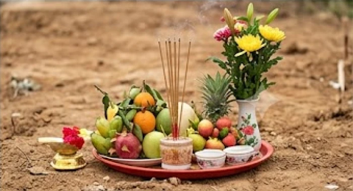 Mâm lễ cúng động thổ xây nhà với hoa quả và nhang đèn đặt trên nền đất mới dọn dẹp sạch sẽ