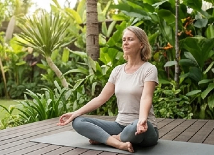 Phụ nữ trung niên rèn luyện thể chất và thư giãn tinh thần trong không gian xanh mát thoáng đãng