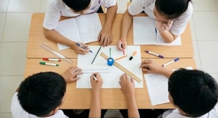 Nhóm bạn học sinh cùng nhau hoàn thành dự án khoa học kỹ lưỡng nhờ sự phối hợp ăn ý từng chi tiết
