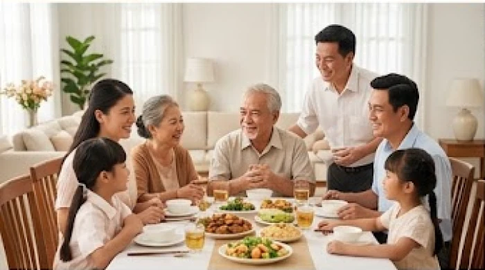Đại gia đình nhiều thế hệ quây quần vui vẻ bên mâm cơm ấm cúng minh chứng cho gia đạo thuận hòa và con cháu hiếu thảo