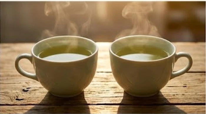Hai tách trà nóng đặt cạnh nhau trên bàn gỗ thể hiện sự bình yên và thấu hiểu trong các mối quan hệ tình cảm