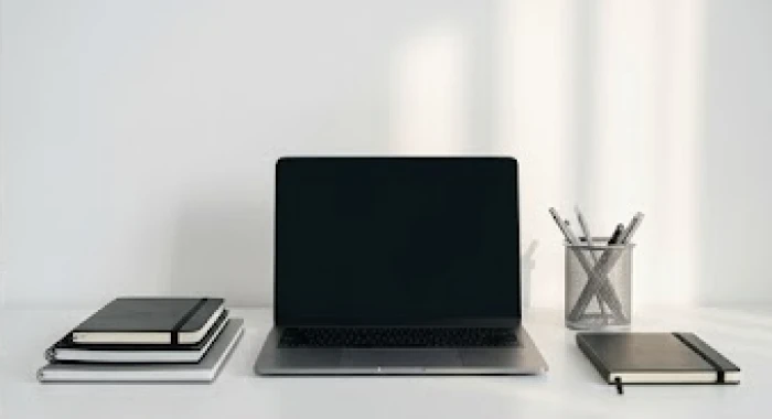 Không gian làm việc hiện đại sử dụng tông màu trắng và xám bạc giúp hỗ trợ tư duy minh mẫn khi đàm phán