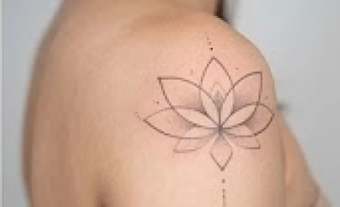 Đường nét xăm mảnh fine line kết hợp hiệu ứng chuyển màu chấm hạt dot work trên da mềm mại và tinh tế