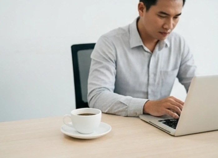 Đồng nghiệp để lại một cốc cà phê trên bàn làm việc thay vì gặng hỏi