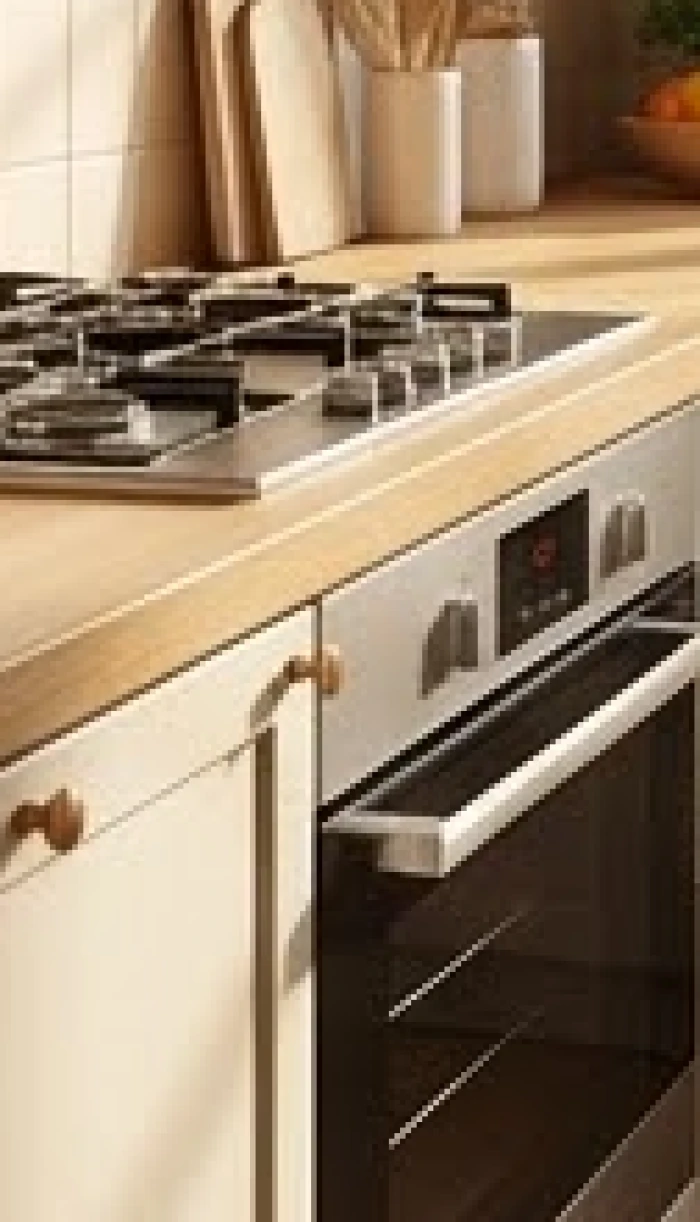 Không gian bếp được xoay hướng và thiết kế lại để hóa giải sát khí từ cửa chính phạm hướng Tuyệt Mệnh