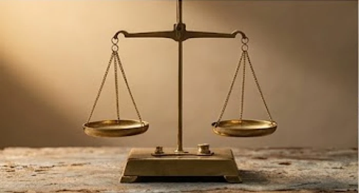 Cân tiểu ly bằng đồng đang giữ trạng thái cân bằng hoàn hảo, biểu tượng của sự dung hòa ngũ hành giữa Thân và Dần