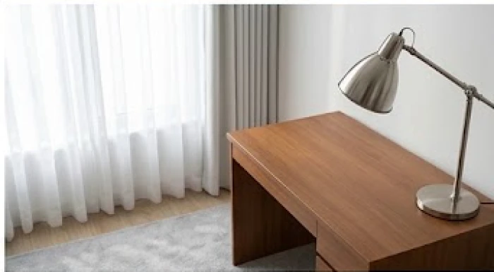 Bàn gỗ nâu trang bị rèm trắng thảm xám và đèn kim loại sáng nhằm hóa giải màu hành Thổ kỵ mệnh