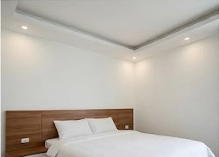 Trần thạch cao che phẳng xà ngang phía trên giường ngủ giữ không gian nghỉ ngơi êm ái cho gia đình