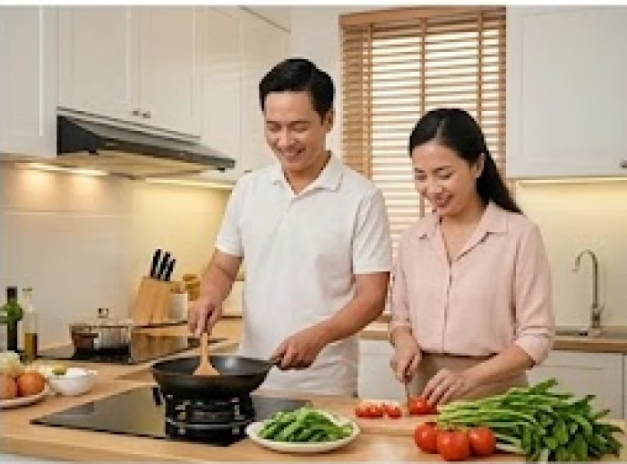 Vợ chồng trang hoàng căn bếp ấm cúng và cùng chuẩn bị bữa tối gia đình thể hiện sự sẻ chia việc nhà