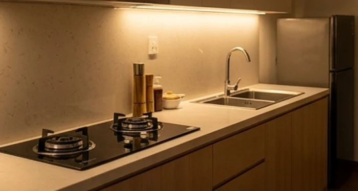 Gian bếp ngăn nắp với bếp nấu đặt cách xa bồn rửa đúng nguyên tắc tọa hung hướng cát cho nữ gia chủ tuổi tân sửu 1961