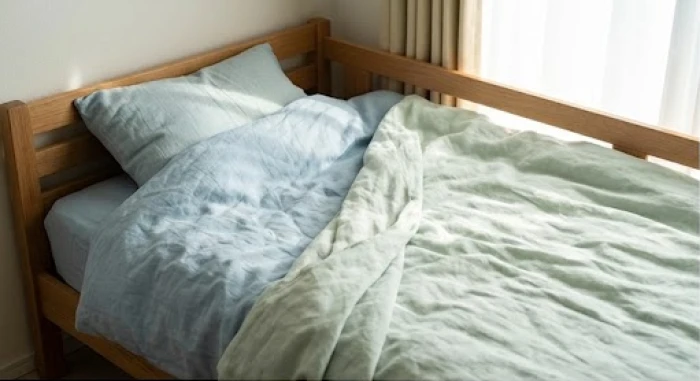 La bàn phong thủy đặt trên bản vẽ mặt bằng phòng ngủ để định vị hướng tốt