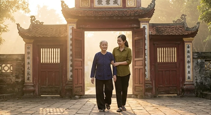 Người lớn tuổi cùng con cháu đi bộ xuất hành ra cổng lớn đón năng lượng cát tường sáng mùng một Tết