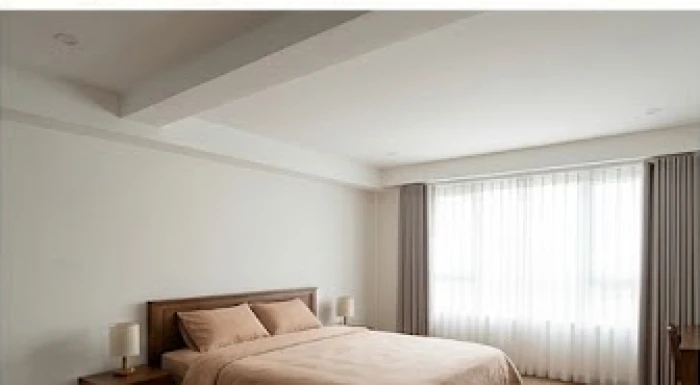 Phòng ngủ thiết kế trần thạch cao phẳng che lấp xà ngang phía trên giường gỗ giúp bảo vệ sinh khí