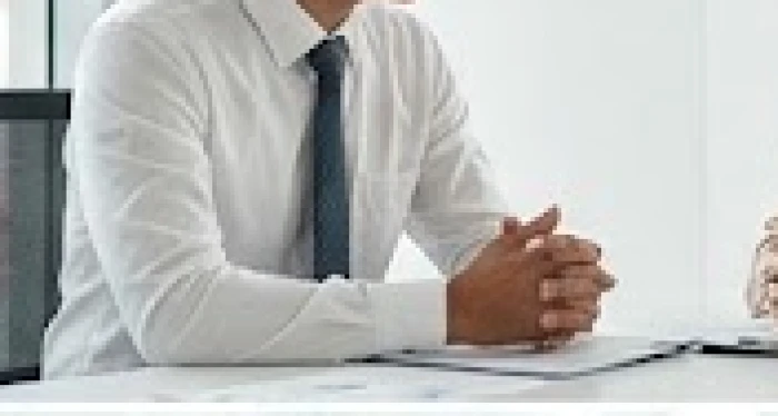 Hai đồng nghiệp nam và nữ người Việt Nam đang có thái độ căng thẳng trong phòng họp