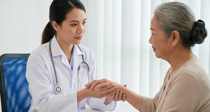 Bác sĩ chuyên khoa thăm khám và tư vấn chế độ chăm sóc xương khớp cho người cao niên Kỷ Sửu